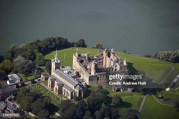 linlithgow palace and st michaels church - palazzo di linlithgow foto e immagini stock