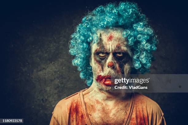 clown fâché d'halloween - monstre photos et images de collection