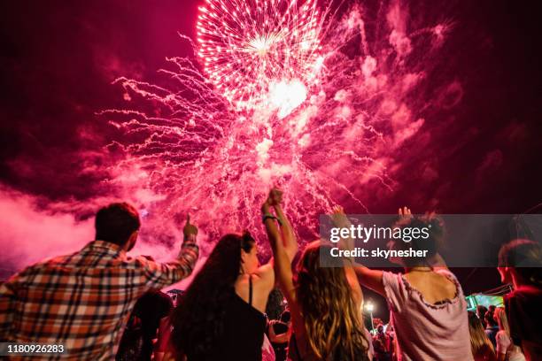 achteraanzicht van de menigte van mensen kijken vuurwerk 's nachts. - celebration people watching stockfoto's en -beelden