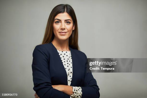 retrato de cintura de estudio de una hermosa mujer de negocios con los brazos cruzados. - traje marrón fotografías e imágenes de stock