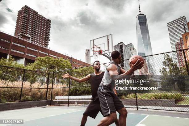 amigos jugando baloncesto callejero en nyc - running mate fotografías e imágenes de stock