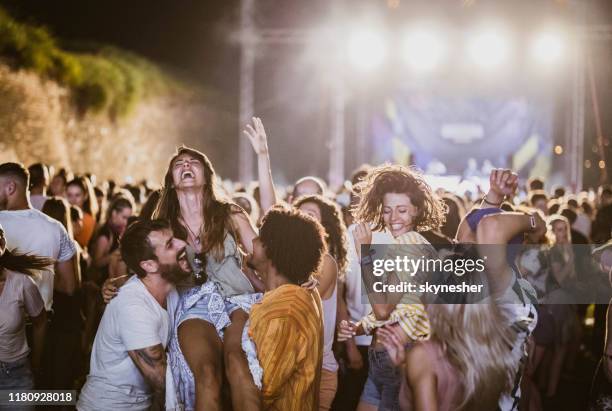 音樂節的樂趣！ - music festival crowd 個照片及圖片檔