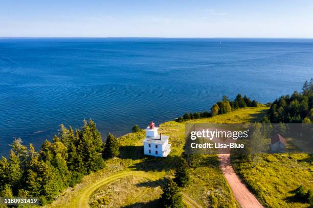 luchtfoto van rocky point lighthouse, prince edward island, canada - prins edwardeiland stockfoto's en -beelden