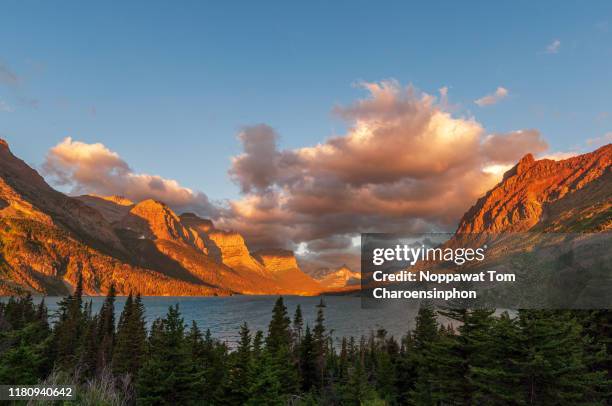 sunrise at st. mary lake, the second largest lake in glacier national park parallelling with going-to-the-sun road, with wild goose island during sunrise, montana, usa - mary moody 個照片及圖片檔
