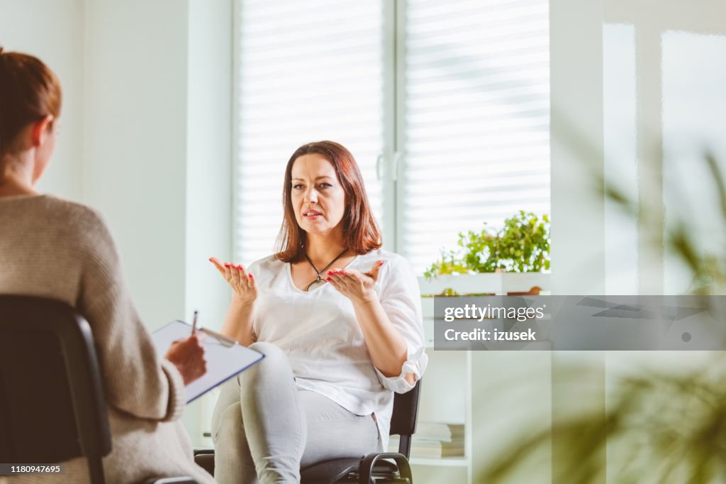 Vrouw bespreekt problemen met therapeut