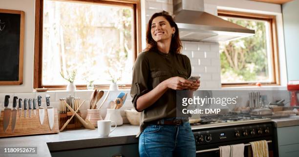 testi felici rendono i volti felici - cucina domestica foto e immagini stock