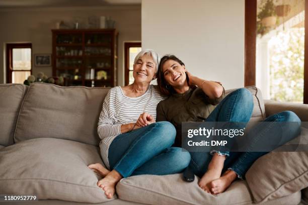 we maken er altijd een punt van om rond te hangen - mom and young daughter stockfoto's en -beelden