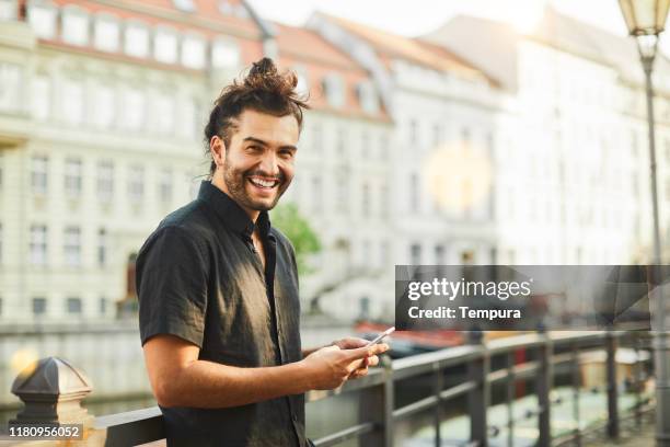 lifestyle junger mann auf den straßen von berlin. - kurzärmlig stock-fotos und bilder