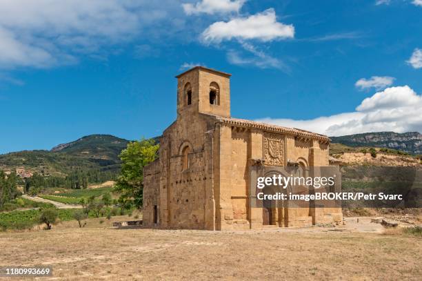 basilica of santa maria de la piscina, in pecina near san vicente de la sonsierra, la rioja, spain - comunidad autonoma de la rioja stockfoto's en -beelden