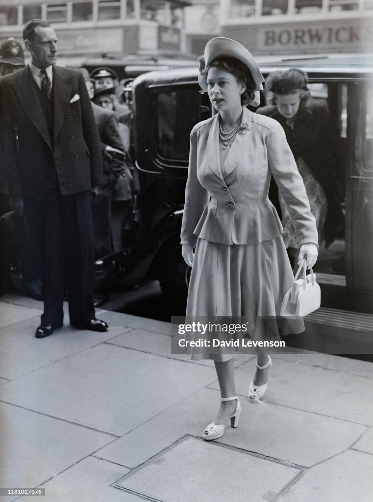 A pregnant Princess Elizabeth in London 1948