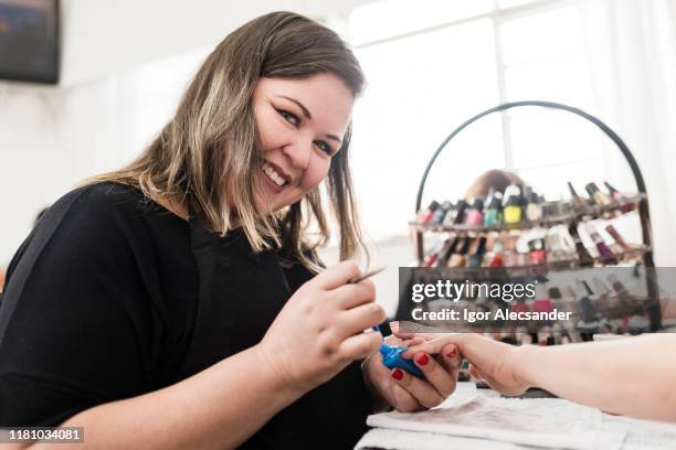 gelukkig manicure werken - manicure stockfoto's en -beelden