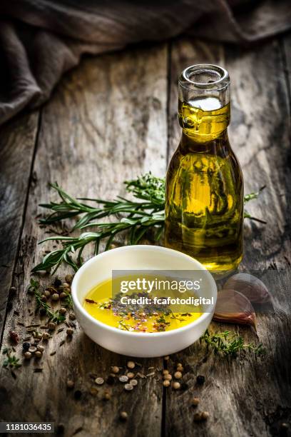 mediterrane ingrediënten: olijfolie, knoflook en rozemarijn. - olijfolie stockfoto's en -beelden