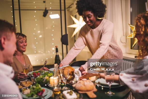 vrienden vieren - hostesses stockfoto's en -beelden