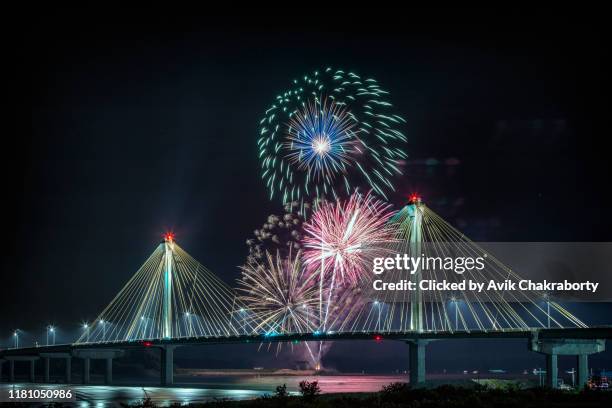 july 4th usa independence celebration fireworks on top of clark bridge in the border of missouri and illinois - independence missouri photos et images de collection