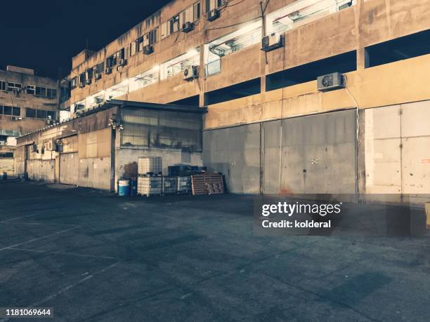 old industrial building at night - zona industrial imagens e fotografias de stock