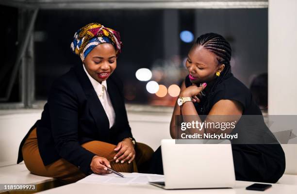 sommige documenten analyseren - afrikaans stockfoto's en -beelden