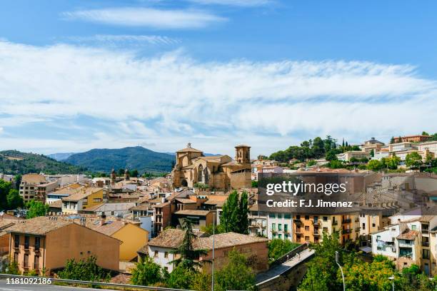 estella village landscape belongs to the camino de santiago - navarra fotografías e imágenes de stock