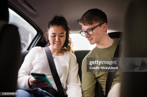 navigieren zum ziel mit dem smartphone - taxi fahrgemeinschaft stock-fotos und bilder