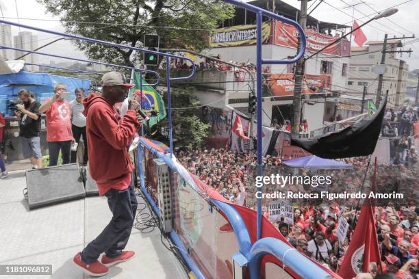 Rapper 'Rappin' Hood' speaks for Luiz Inacio Lula da Silva supporters before his official speech at the Sindicato dos Metalurgicos do ABC on November...