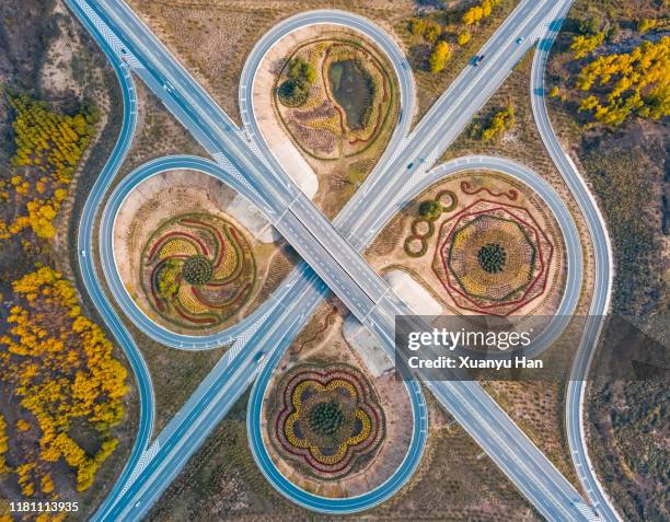 aerial view of major motorway road intersection - garden bridge fotografías e imágenes de stock