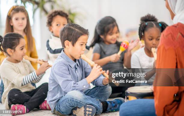 foto d'archivio della classe di musica prescolare - flauto dolce foto e immagini stock