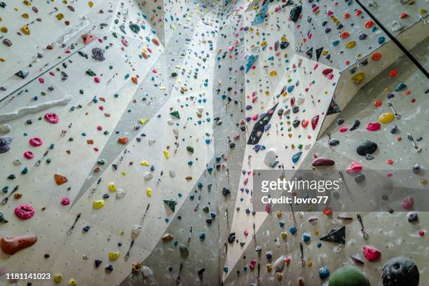 kletterwand indoor - indoor climbing stock-fotos und bilder