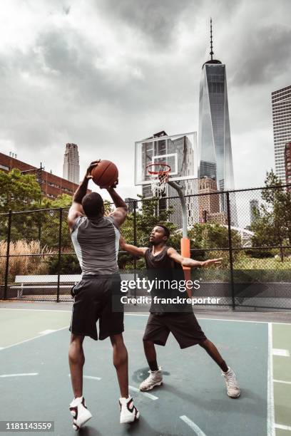 vrienden spelen straat basketbal in nyc - street basketball stockfoto's en -beelden