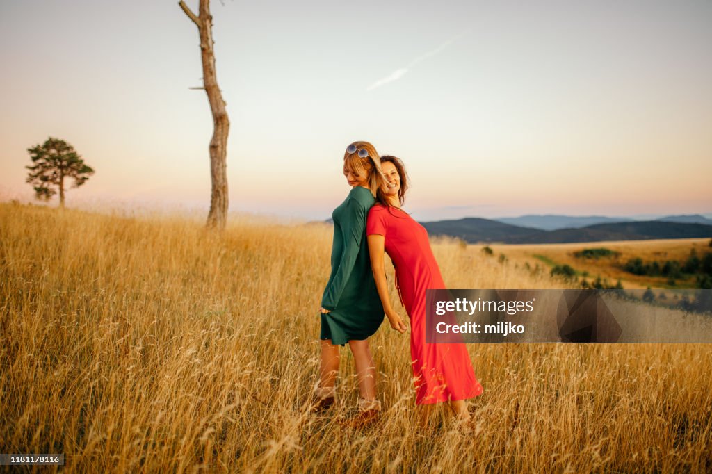 Zwei Frauen haben Spaß in der Natur bei Sonnenuntergang