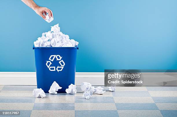 contenedor de reciclaje con papel arrugado - recycling bin fotografías e imágenes de stock