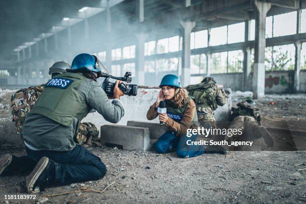 giornalisti di guerra nella zona di guerra - telecronista foto e immagini stock