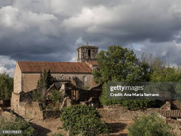 streets of the walled city or ghost town of granadilla, with reconstructed houses, abandoned houses and ruined houses and the parish church of the assumption - geisterstadt stock-fotos und bilder