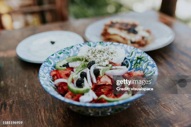 moussaka, griechischer salat und tzatziki - traditionelle griechische küche - tzatziki stock-fotos und bilder