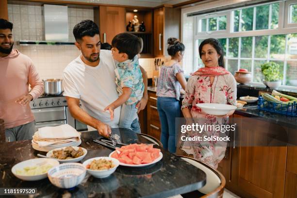 familie diner - indian food stockfoto's en -beelden