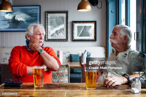 retired men in pub - man in bar stockfoto's en -beelden