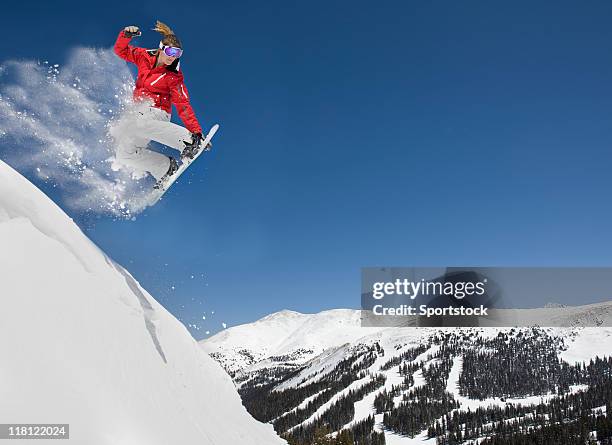 mujer haciendo snowboard jump extreme - snowboarding fotografías e imágenes de stock