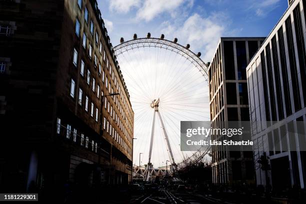 london eye - gigantic ferris wheel in london - ferris wheel foto e immagini stock