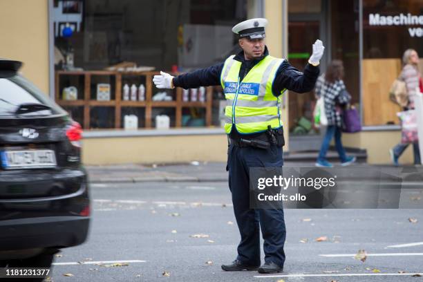 regulando o tráfego - traffic police officer - fotografias e filmes do acervo