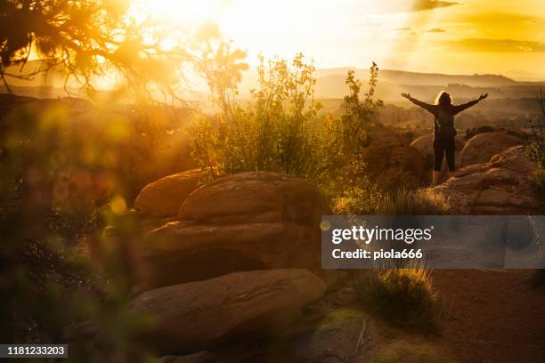 vrouw geniet van de natuur in de buurt van canyonlands, moab - arches-national-park stockfoto's en -beelden