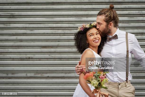 sie können jetzt die braut küssen, und wieder... und wieder... - bride and groom stock-fotos und bilder