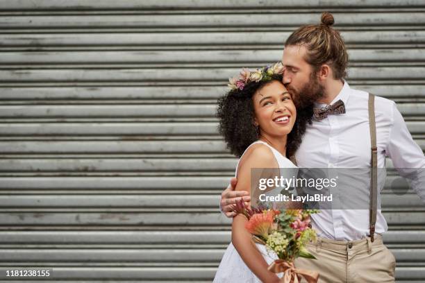 u nu kus de bruid, en weer... en weer... - bruidspaar stockfoto's en -beelden