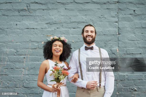 we hebben net onze liefde naar het volgende niveau - bridal styles stockfoto's en -beelden