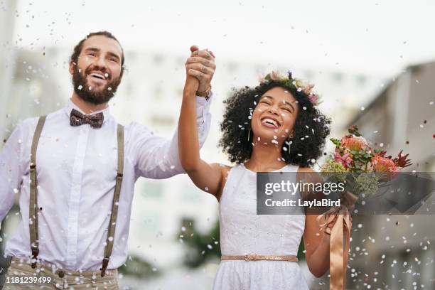 ¿quién necesita un pasillo cuando tienes las calles de la ciudad? - bride to be fotografías e imágenes de stock