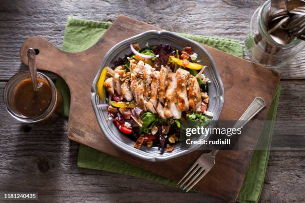 gegrilde kipsalade - schaal serviesgoed stockfoto's en -beelden