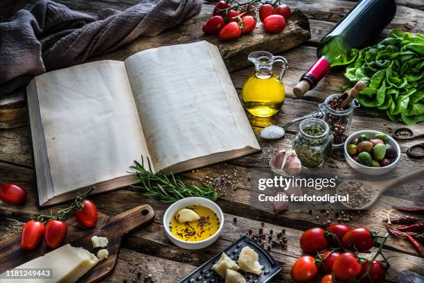 mediterrane zutaten, gewürze und gewürze auf rustikalem tisch - mediterrane kultur stock-fotos und bilder