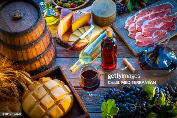 vino natura morta vino rosso bianco e rosa con cibo formaggio - tradizione foto e immagini stock
