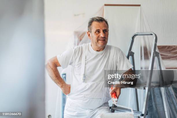 senior schilder op een pauze - huisschilder stockfoto's en -beelden