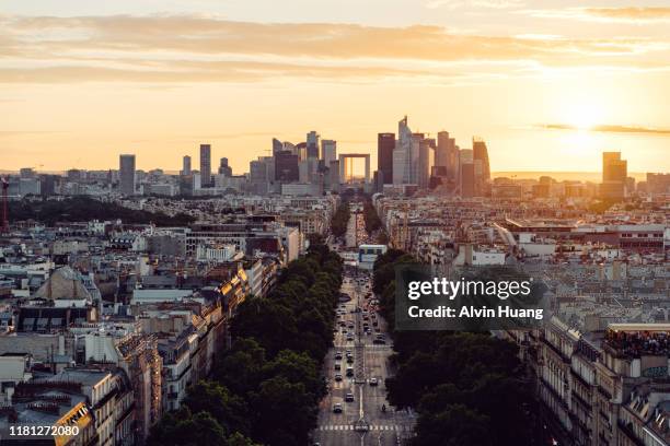 financial district of " la défense " at sunset from the top of the arc de triomphe, paris, france - plaza charles de gaulle fotografías e imágenes de stock