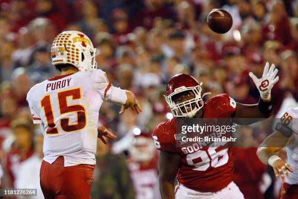 Defensive lineman LaRon Stokes of the Oklahoma Sooners nearly gets his hand on a pass from quarterback Brock Purdy of the Iowa State Cyclones in the...