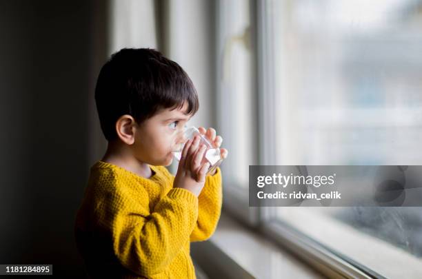 bebida de agua - niño-tomando-agua fotografías e imágenes de stock