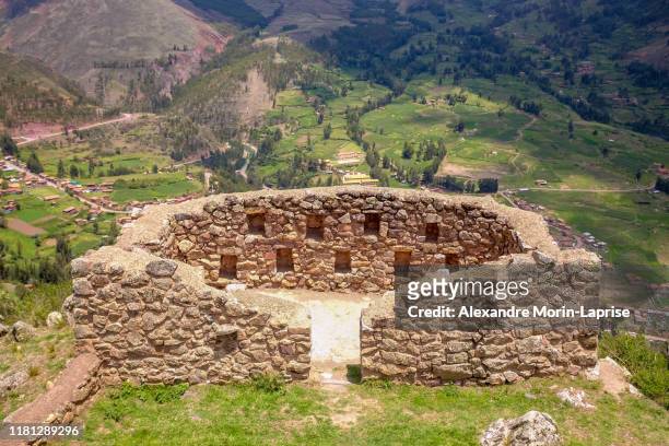 ancient incan fort in the ruins of pisac city in sacred valley, cuzco, peru - pisac imagens e fotografias de stock